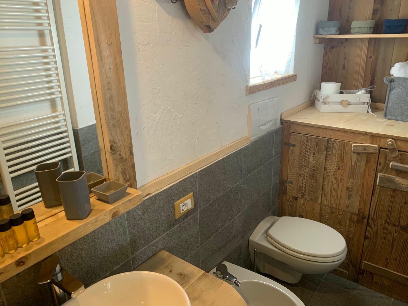 Bad mit Waschbecken, WC, Bidet und Handtuchheizkörper