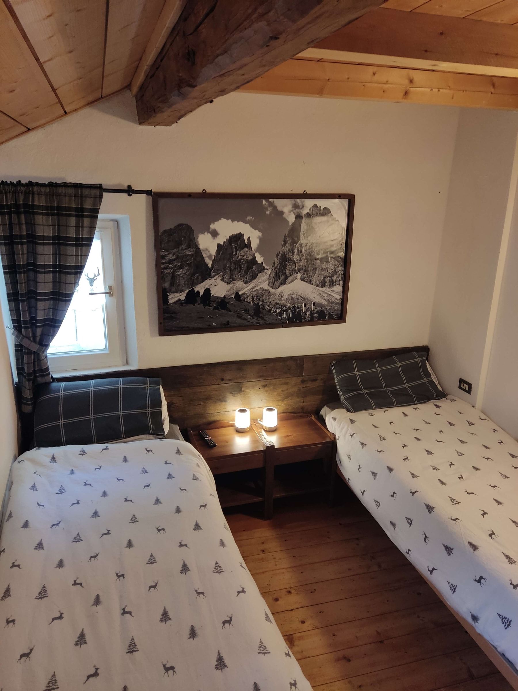 Zweibettzimmer mit zwei Einzelbetten und Dolomitenbild