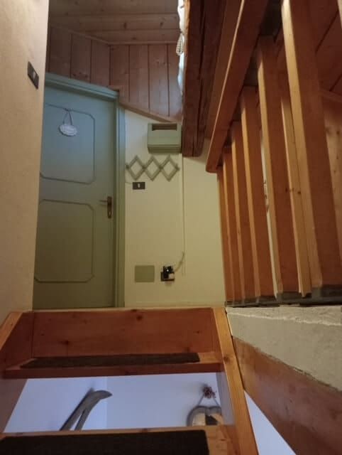 Flur im Obergeschoss mit Holztreppe