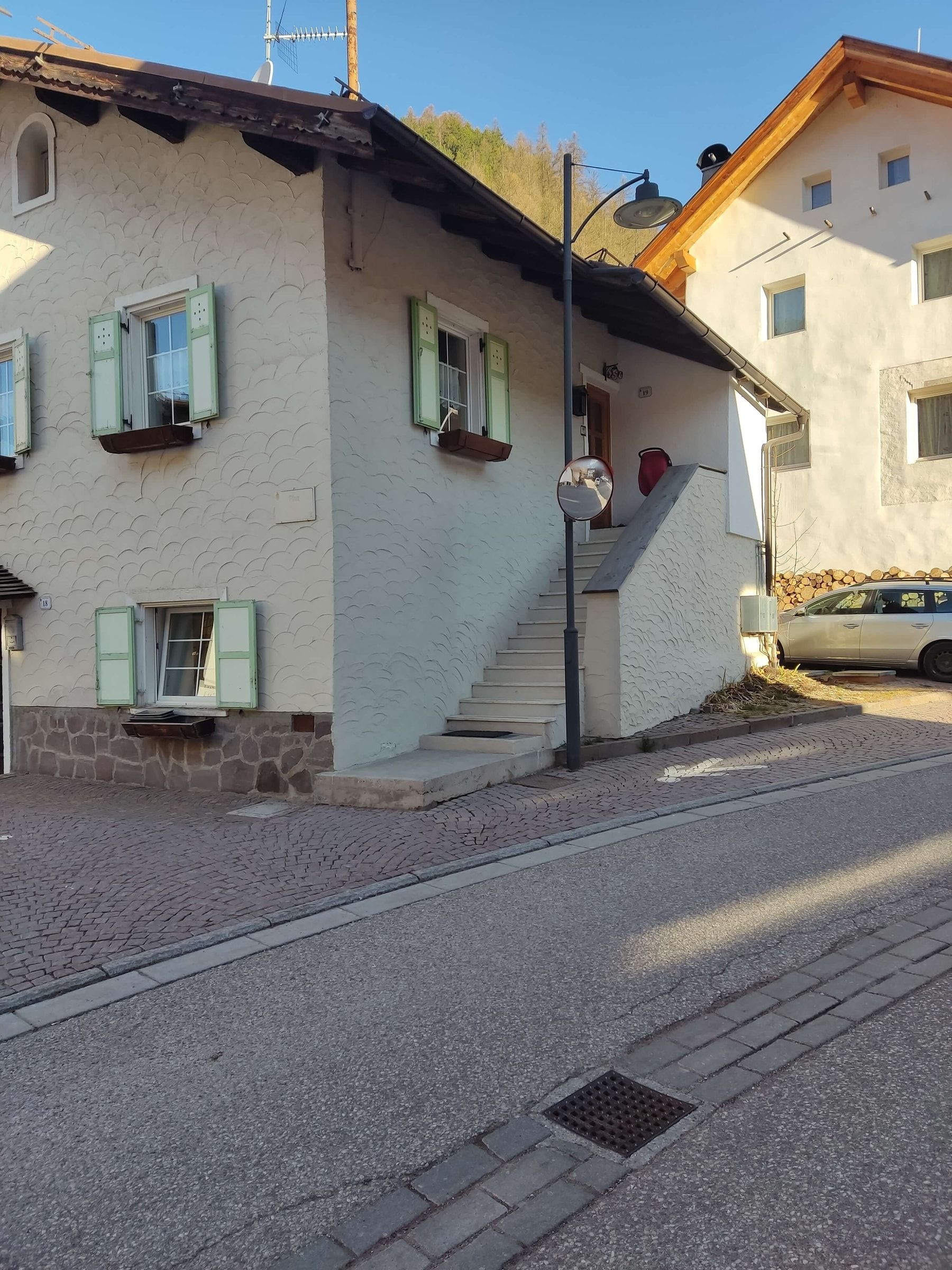 Das Haus der Cèsa Viosadea mit Außentreppe im Zentrum von Campitello di Fassa