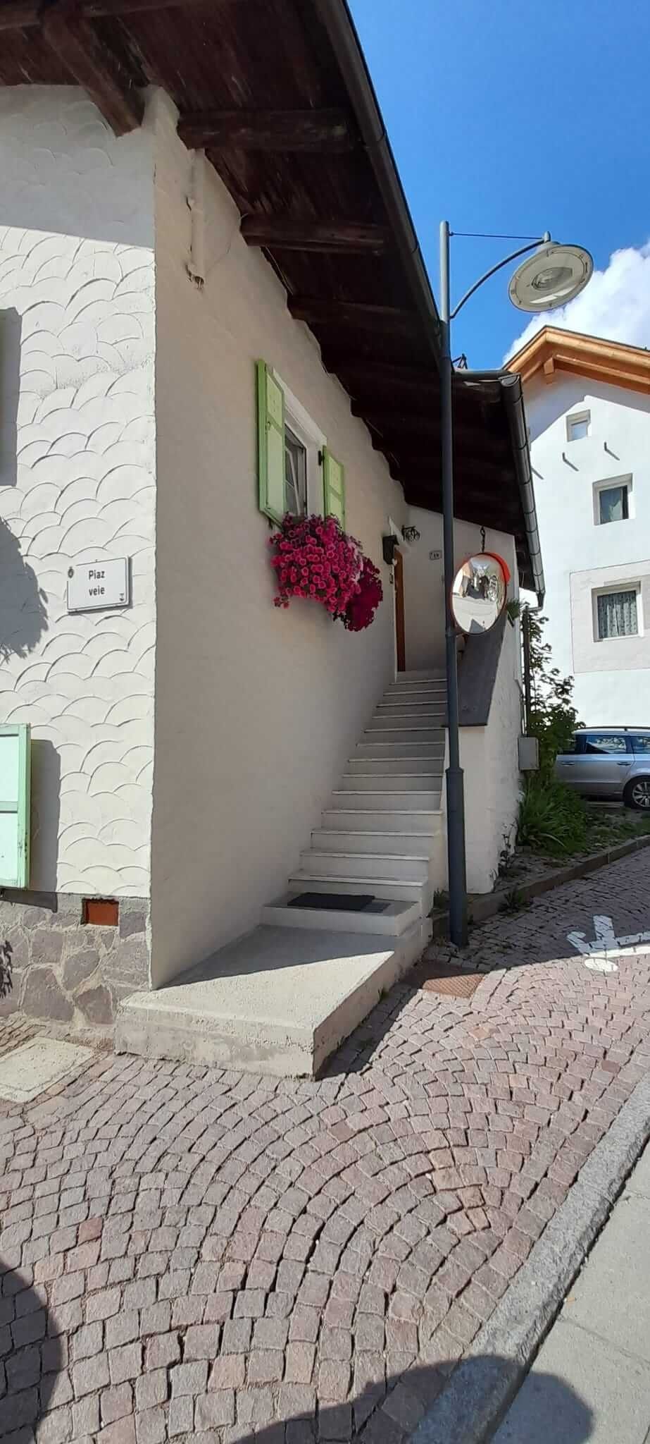 Eigener Eingang über die Außentreppe mit Blumen am Fenster