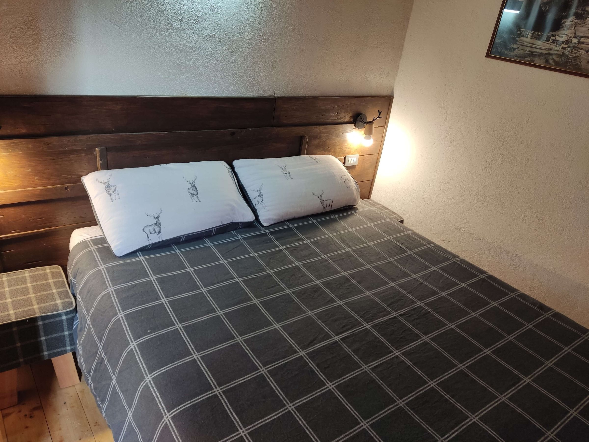 Doppelzimmer im Dachgeschoss mit Holzbalken