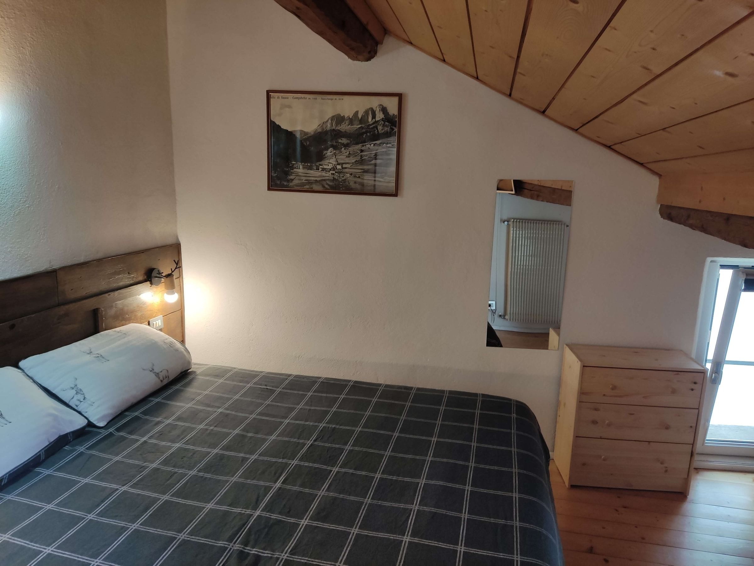 Doppelzimmer mit Kommode und Fenster