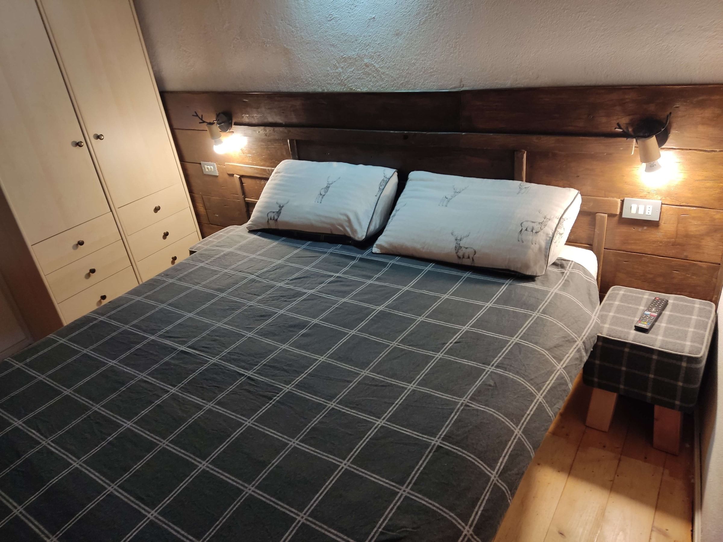 Doppelbett mit Kleiderschrank und Nachttischen