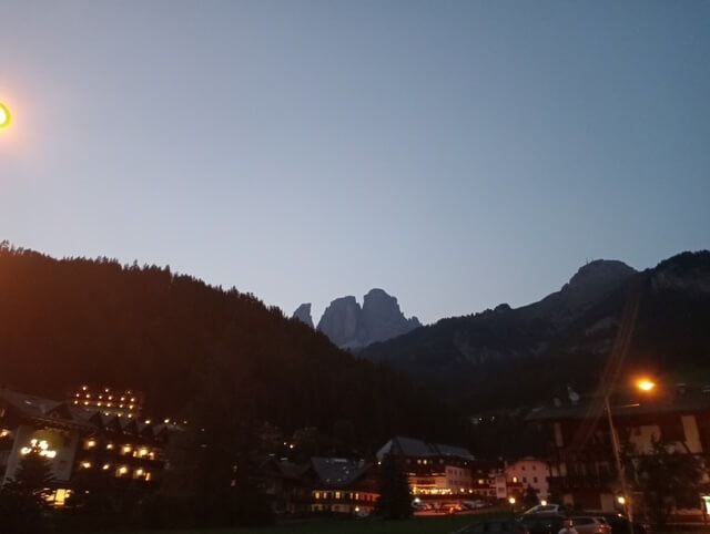 Die Dolomiten in der Abenddämmerung, von Campitello aus gesehen