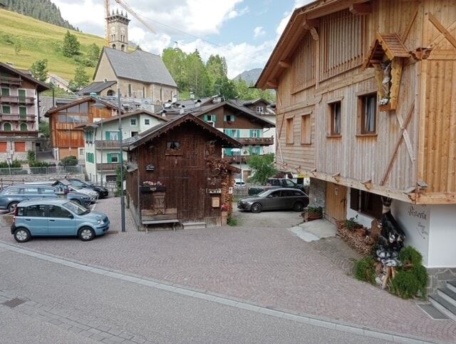 Blick auf den Dorfplatz und die Kirche von Campitello